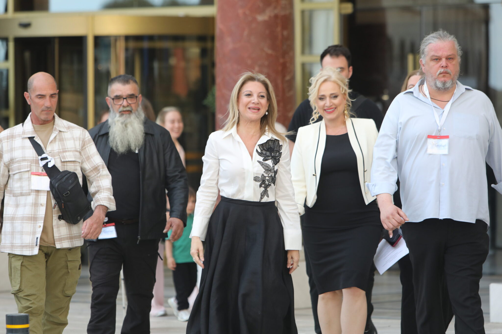 Το μαύρο τριαντάφυλλο στο πουκάμισο της Καρυστιανού – Δημιουργία του σχεδιαστή Βασίλη Ζούλια (είκονες)