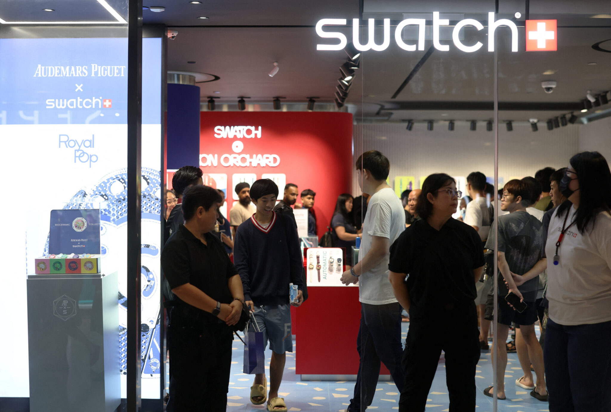 Swatch: Κλειστά καταστήματα μετά τον «πανικό» του Royal Pop – Δακρυγόνα, ουρές από κόσμο και σκηνές χάους (Βίντεο)
