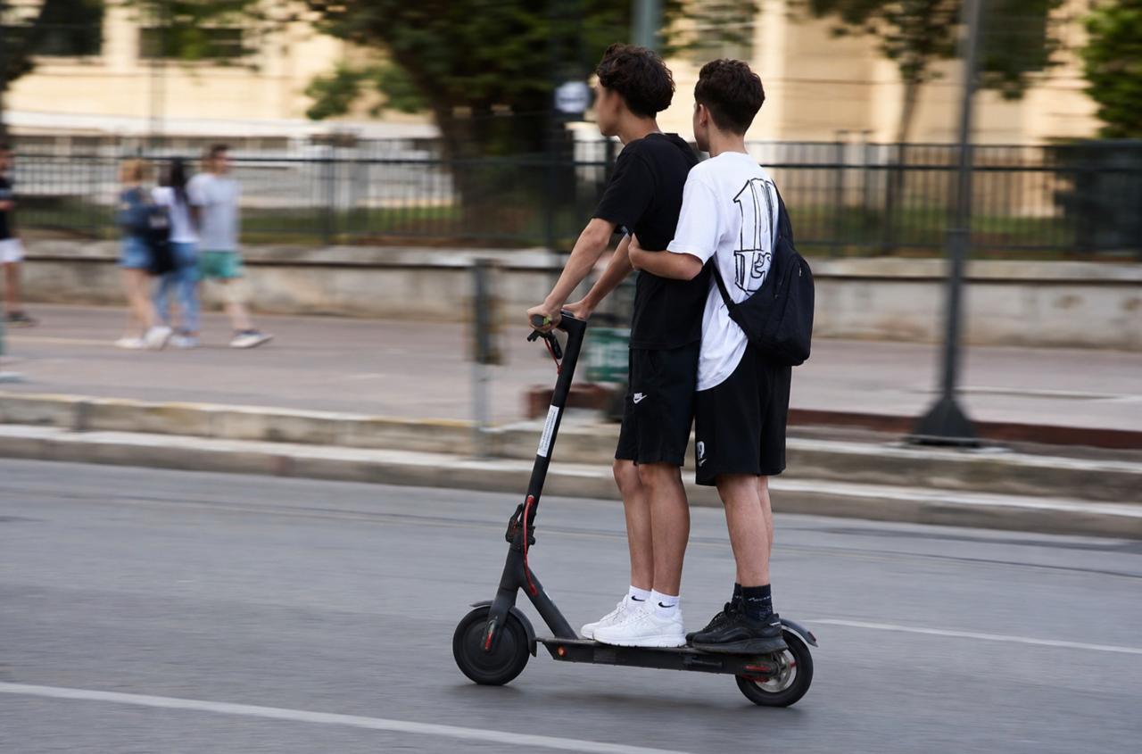 Τα ηλεκτρικά πατίνια δεν σκοτώνουν μόνα τους. Η αδράνεια τα κάνει επικίνδυνα