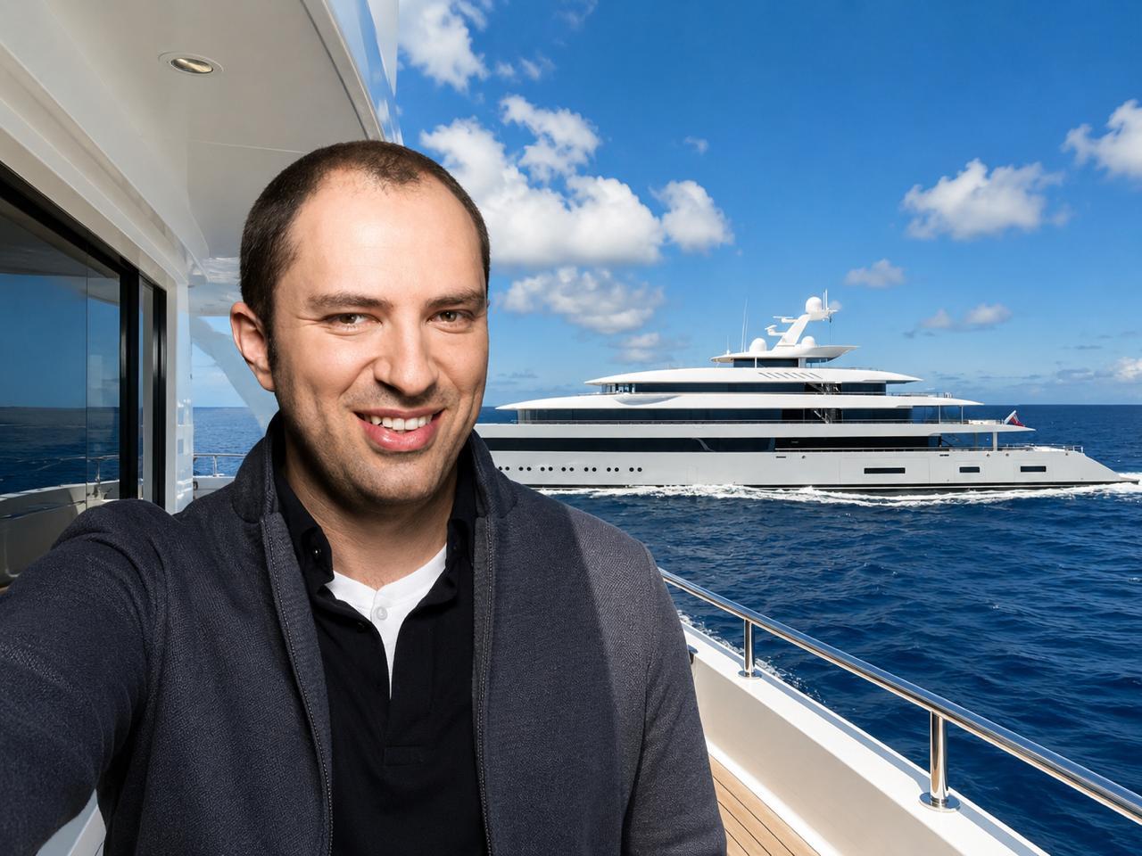 Το πλωτό παλάτι του WhatsApp στη Βάρκιζα: Το superyacht των 325 εκατ. ευρώ που μαγνήτισε τα βλέμματα στην Αθηναϊκή Ριβιέρα