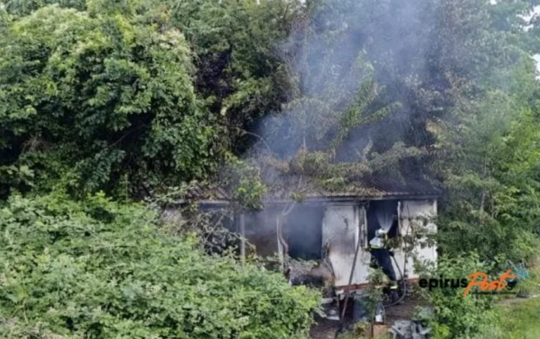 Τραγωδία στην Κόνιτσα: Τέσσερα ηλικιωμένα αδέρφια νεκρά από φωτιά σε κοντέινερ – Από το σεισμό του 1996 έμεναν εκεί (Βίντεο)