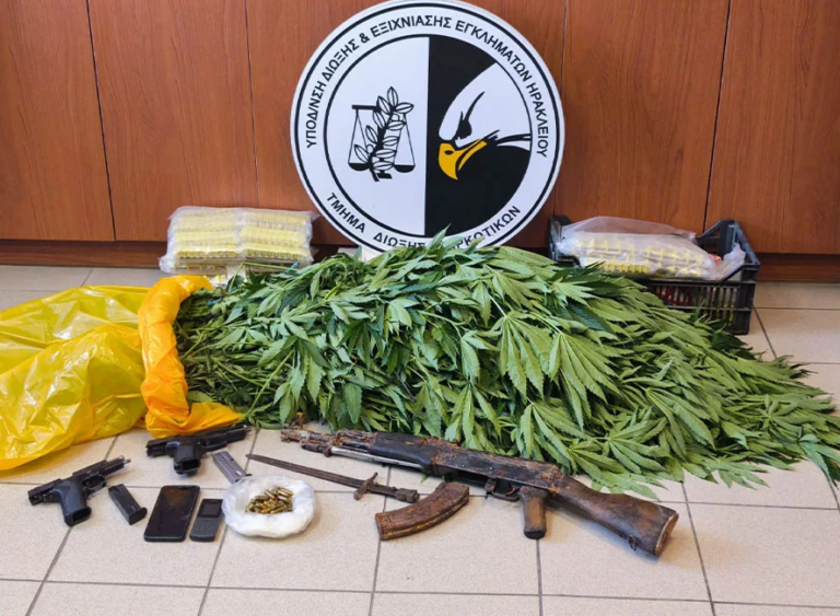 Ηράκλειο: 80χρονος με φυτεία κάνναβης, Καλάσνικοφ και πιστόλια – 34 δενδρύλλια