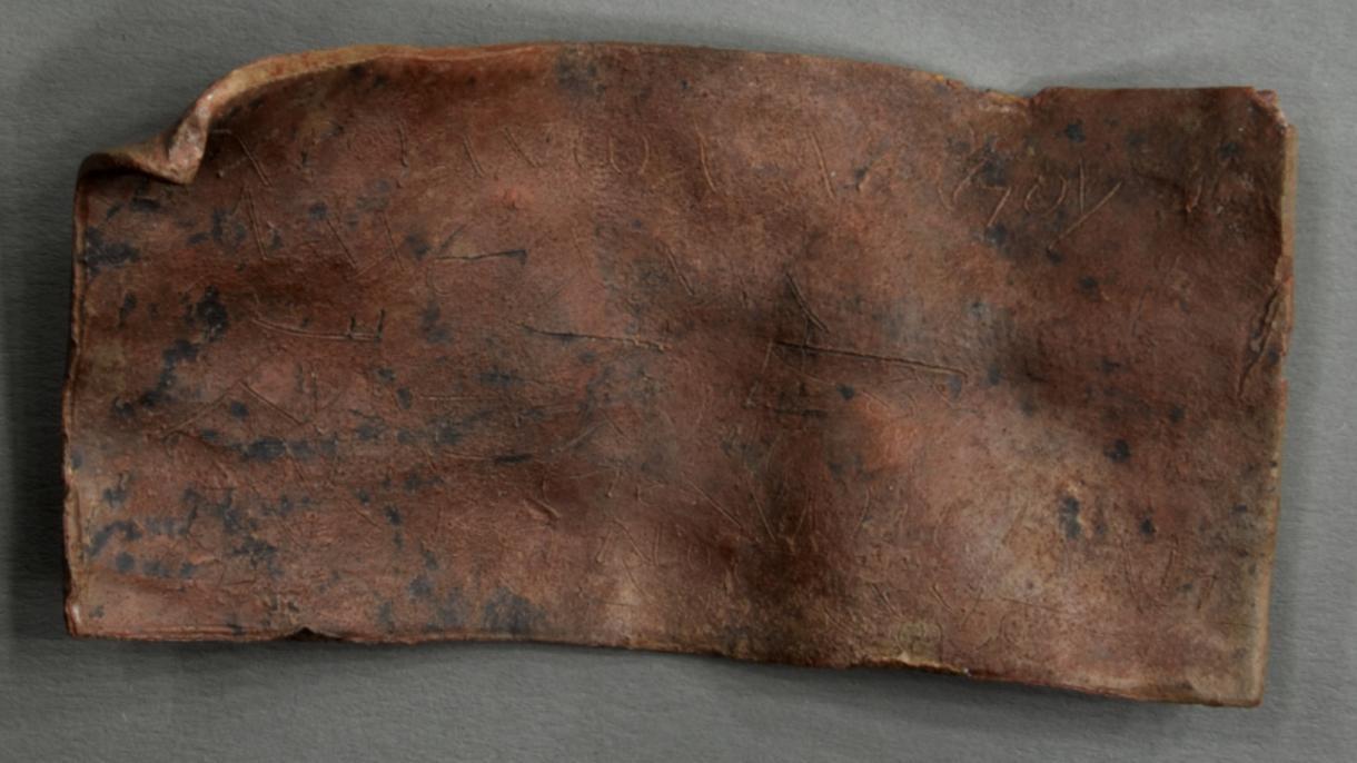 Ολλανδία: Αρχαιολόγοι ανακάλυψαν πλάκα 1.800 ετών με ξόρκι μαγείας γραμμένο στα αρχαία ελληνικά