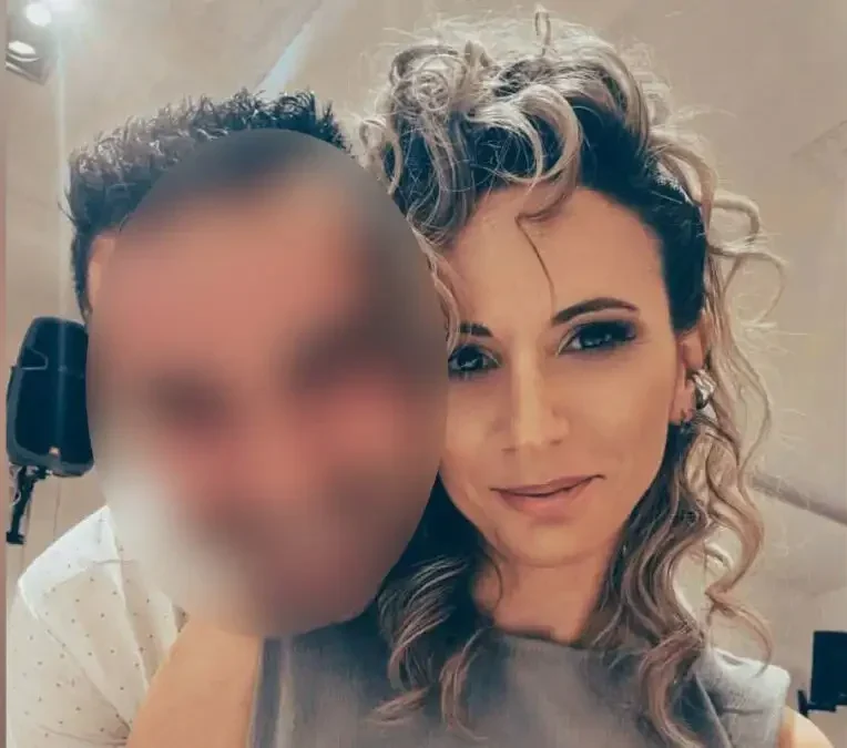 Γυναικοκτονία στην Καλαμάτα: «Παλέψαμε, κατάφερα να της αρπάξω το μαχαίρι και τη σκότωσα» – Σκότωσε την 39χρονη γυναίκα του στο σπίτι με τα ανήλικα παιδιά τους