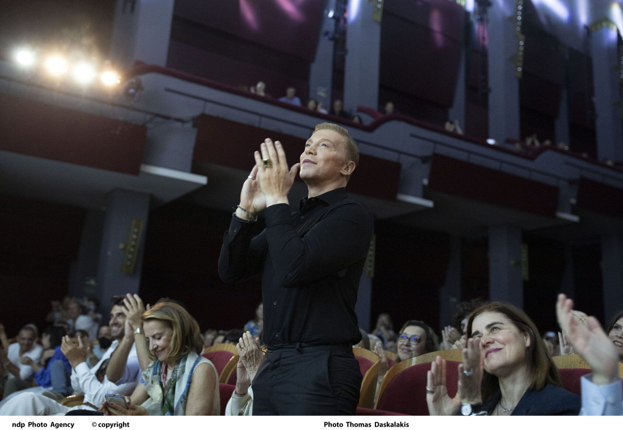 Τάκης Ζαχαράτος: Μιμήθηκε την Άννα Βίσση στη Νέα Υόρκη – Στο πλευρό του η Ντεμήλια Καμπουρίδη (εικόνες)