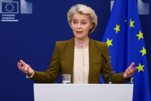 Η Πρόεδρος της Ευρωπαϊκής Επιτροπής Ούρσουλα φον ντερ Λάιεν μιλά στους δημοσιογράφους για το 21ο πακέτο κυρώσεων κατά της Ρωσίας στις Βρυξέλλες, στο Βέλγιο, στις 9 Ιουνίου 2026. REUTERS/Yves Herman