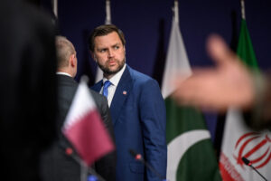 Ο αντιπρόεδρος των ΗΠΑ, Τζέι Ντι Βανς, πριν από την τετραμερή συνάντηση μεταξύ Ηνωμένων Πολιτειών, Ιράν, Πακιστάν και Κατάρ στο πολυτελές θέρετρο Μπούργκενστοκ, με θέα τη λίμνη της Λουκέρνης, στην Ελβετία, στις 21 Ιουνίου 2026. Πηγή: Fabrice Coffrini/Pool μέσω Reuters.