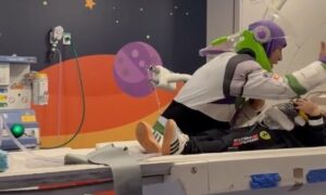 Ψυχολόγος ντύθηκε Buzz Lightyear για να βοηθήσει 4χρονο στη μαγνητική τομογραφία (βίντεο)