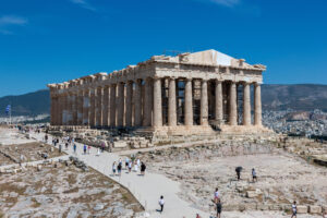 «Το αέτωμα, το οποίο γενιές Ελλήνων πολιτών και επισκεπτών από όλο τον κόσμο είχαν συνηθίσει να βλέπουν ελλιπές, ανακτά την αρχιτεκτονική του ενότητα».