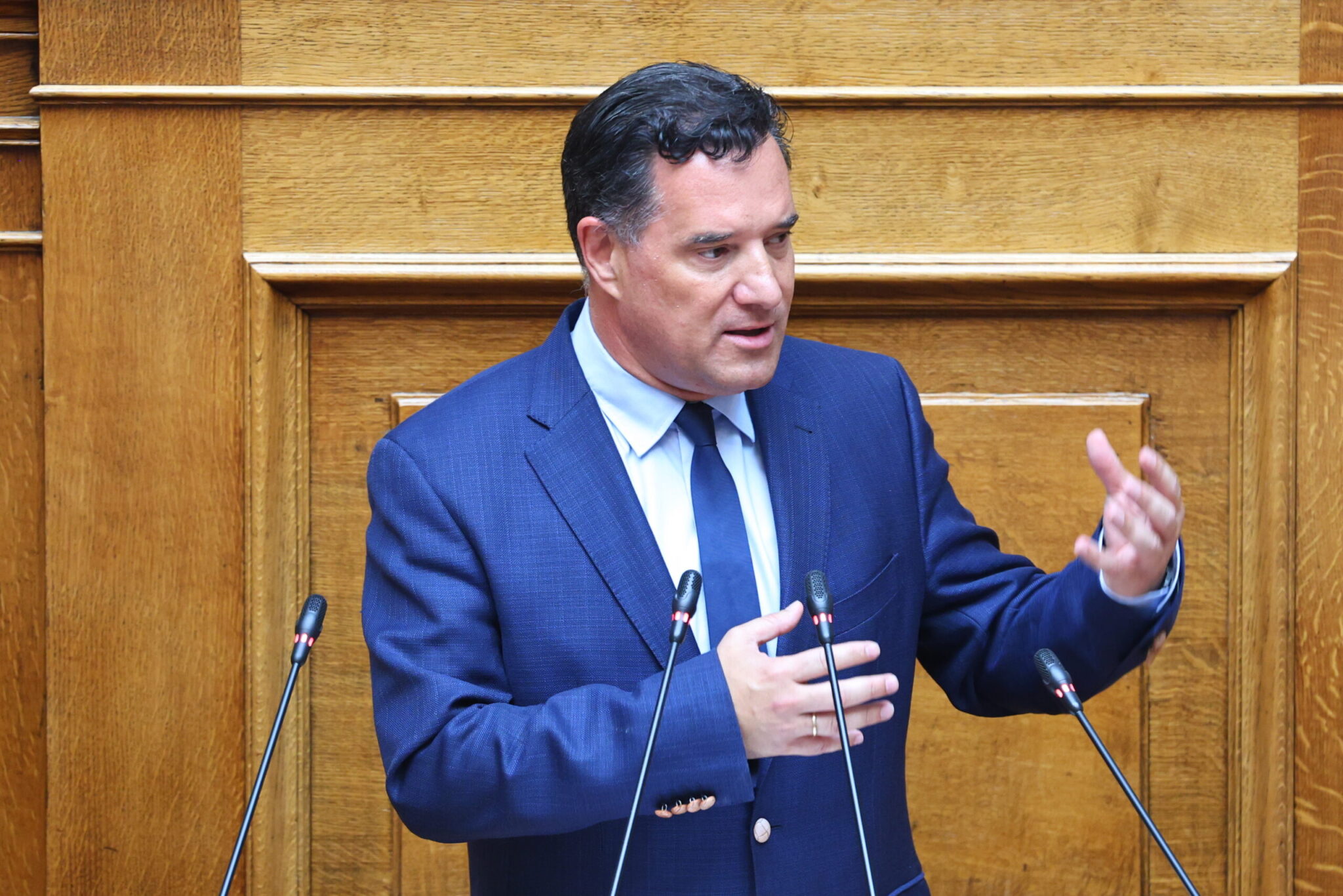 Γυαλιά… καταγραφής και πολιτικής έντασης: Αντιπαράθεση Γεωργιάδη-αντιπολίτευσης στη Βουλή 