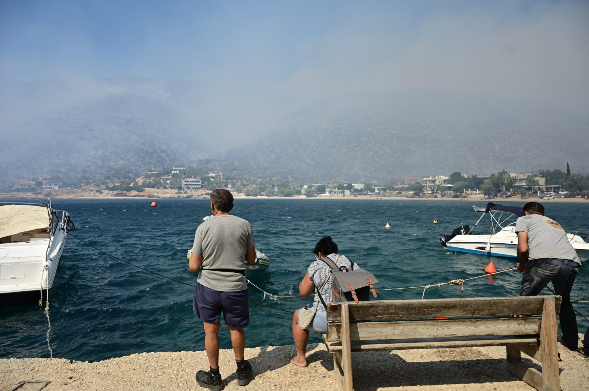 Ολοκληρώθηκε από το Λιμενικό Σώμα η διά θαλάσσης απομάκρυνση 229 ατόμων από την παραλία του Αγ. Βασιλείου Βοιωτίας (εικόνες-βίντεο)