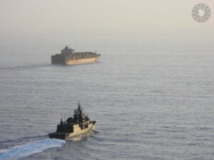 Η ελληνική φρεγάτα Ψαρά ενώ συνοδεύει εμπορικό πλοίο κατά τη διέλευσή του από την Ερυθρά Θάλασσα (European Union Naval Force - Operation Aspides)