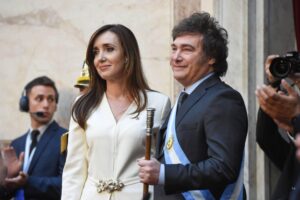 Η Βικτόρια Βιγιαρουέλ στην ορκομωσία του προέδρου Χαβιέρ Μιλέι - Wikimedia Commons