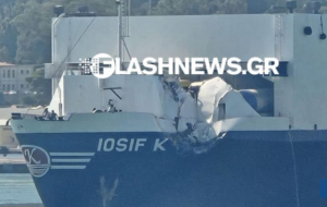 Σοκαριστικό βίντεο από την Κρήτη: Σύγκρουση επιβατικού με εμπορικό πλοίο στο λιμάνι της Σούδας