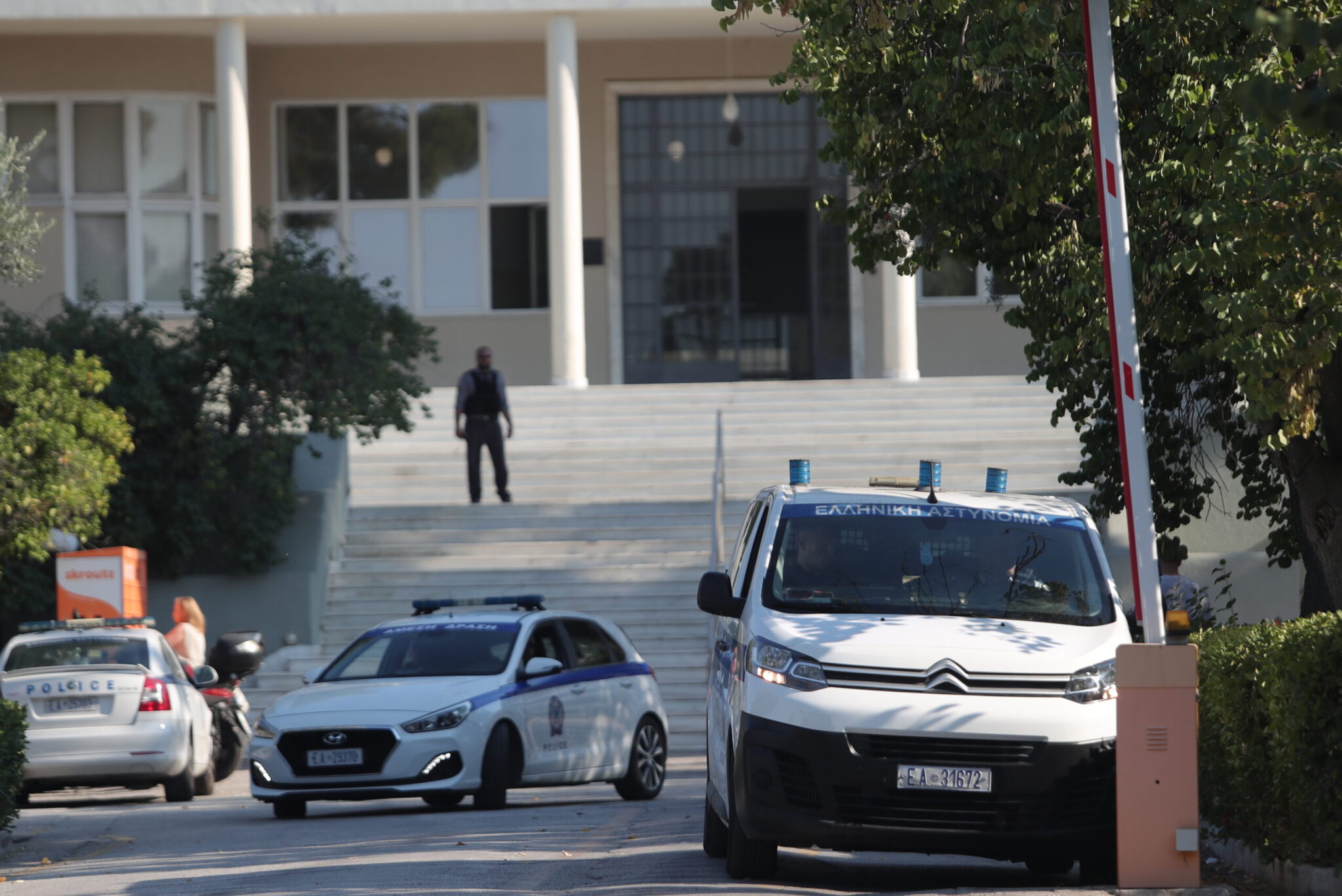 Φωτιά στο Σισμανόγλειο: Νεκρή μία 90χρονη ασθενής που υπέστη ανακοπή κατά την εκκένωση, προσήχθη ένας 74χρονο-Γεωργιάδης: Θα μπορούσε να καεί το μισό νοσοκομείο (βίντεο)
