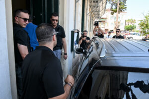 Απολογούνται στο Ναύπλιο οι δύο αστυνομικοί που κατηγορούνται για τον τραυματισμό του 20χρονου μετά απο πυροβολισμούς κατα τη διάρκεια καταδίωξης στο Άργος. Παρασκευή 10 Ιουλίου 2026 (ΒΑΣΙΛΗΣ ΠΑΠΑΔΟΠΟΥΛΟΣ / EUROKINISSI)