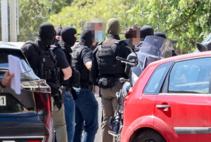 Eνώπιον της 3ης τακτικής ανακρίτριας για να απολογηθούν οδηγούνται οι συλληφθέντες κατηγορούμενοι για την εμπρηστική επίθεση που σημειώθηκε στις 5/5/2010 σε τραπεζικό κατάστημα της Marfin στην Αθήνα. Τρίτη 14 Ιουλίου 2026