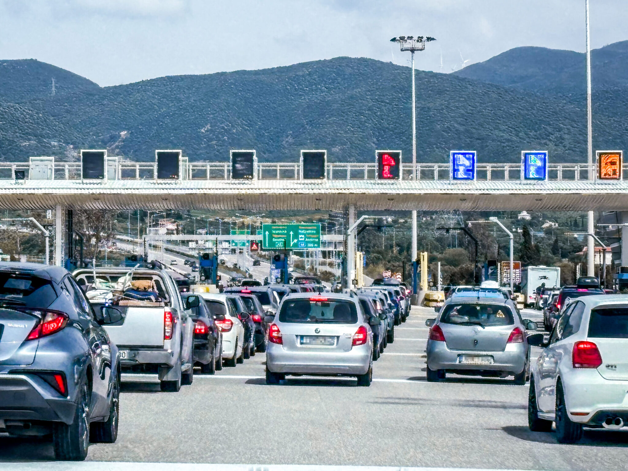 «Όπου φύγει, φύγει» οι Αθηναίοι για τις καλοκαιρινές διακοπές – Υψηλές πληρότητες στα πλοία, ουρές στα διόδια (Βίντεο)