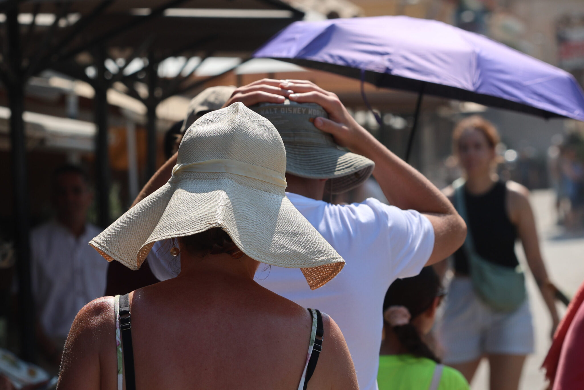 Καύσωνας: Η εγκύκλιος του υπουργείου Εργασίας – Ακόμη και παύση εργασιών όπου απαιτείται