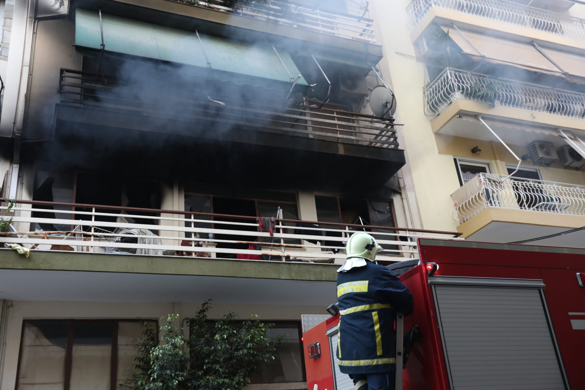 Καλύτερη η εικόνα της φωτιάς σε διαμέρισμα στον Πειραιά – Ακούστηκαν εκρήξεις (Εικόνες)