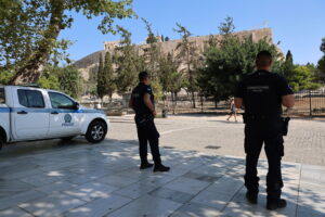 Άνδρας επιτέθηκε και τραυμάτισε δύο Αμερικανούς τουρίστες με μαχαίρι στη νότια είσοδο του αρχαιολογικού χώρου της Ακρόπολης, απέναντι από το Μουσείο της Ακρόπολης. Τρίτη 21 Ιουλίου 2026 (ΓΙΑΝΝΗΣ ΠΑΝΑΓΟΠΟΥΛΟΣ / EUROKINISSI)
