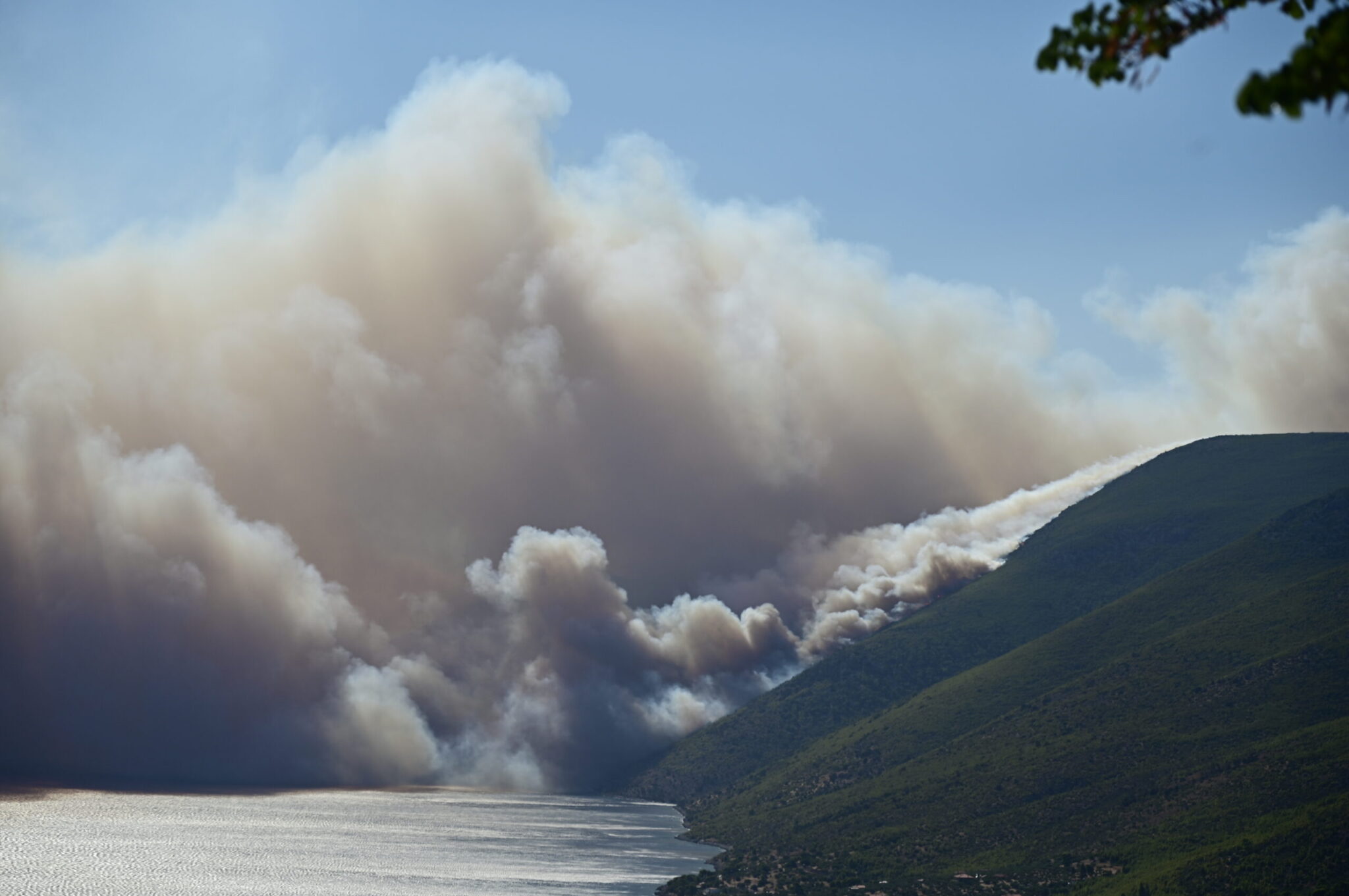 Εκκενώθηκαν Πόρτο Γερμενό και Προσήλι – Ανεξέλεγκτη η φωτιά στην Βοιωτία, απεγκλωβισμοί διά θαλάσσης στον Άγιο Βασίλειο (εικόνες-βίντεο)