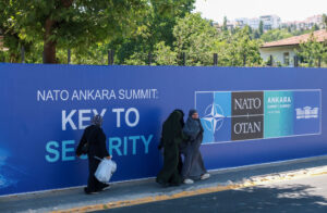 Περαστικοί περνούν μπροστά από διαφημιστικές πινακίδες για την επικείμενη Σύνοδο του ΝΑΤΟ στην Άγκυρα, Τουρκία, 1η Ιουλίου 2026. REUTERS/Efekan Akyuz