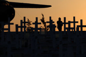 Στρατιώτης διακρίνεται ως σκιά στο φως του ηλιοβασιλέματος, περνώντας μπροστά από τους τάφους πεσόντων κατά την τουρκική εισβολή του 1974, στο στρατιωτικό κοιμητήριο του Τύμβου Μακεδονίτισσας, στη Λευκωσία. REUTERS/Γιάννης Κουρτόγλου