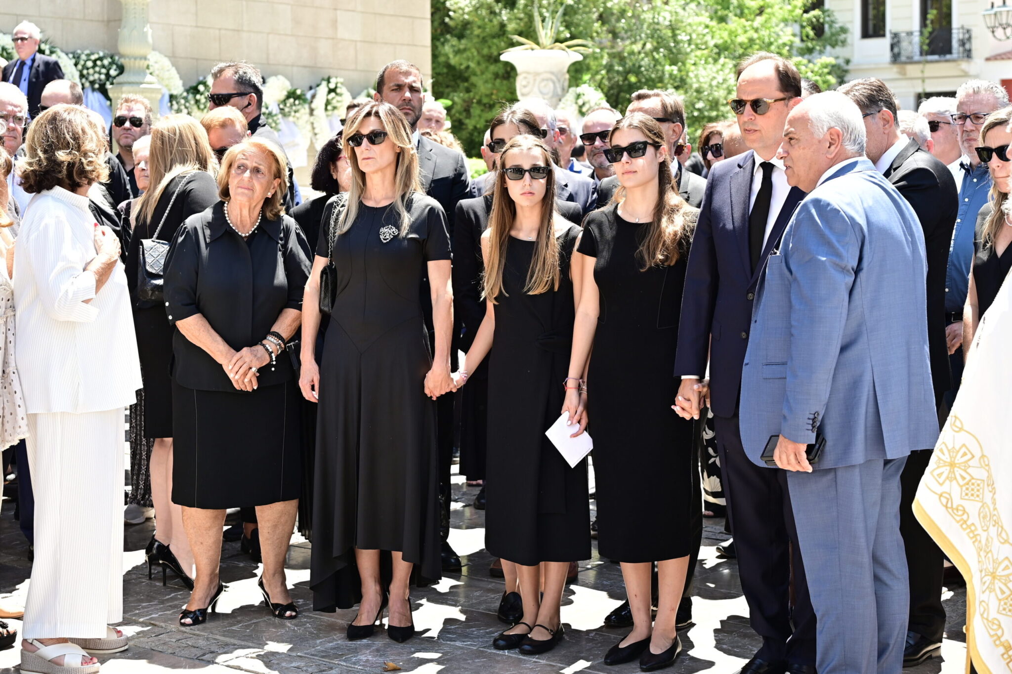 Το τελευταίο αντίο στον Γιάννη Βαρβιτσιώτη – Με στρατιωτικές τιμές η εξόδιος ακολουθία, στο Α΄ Νεκροταφείο η ταφή (εικόνες)