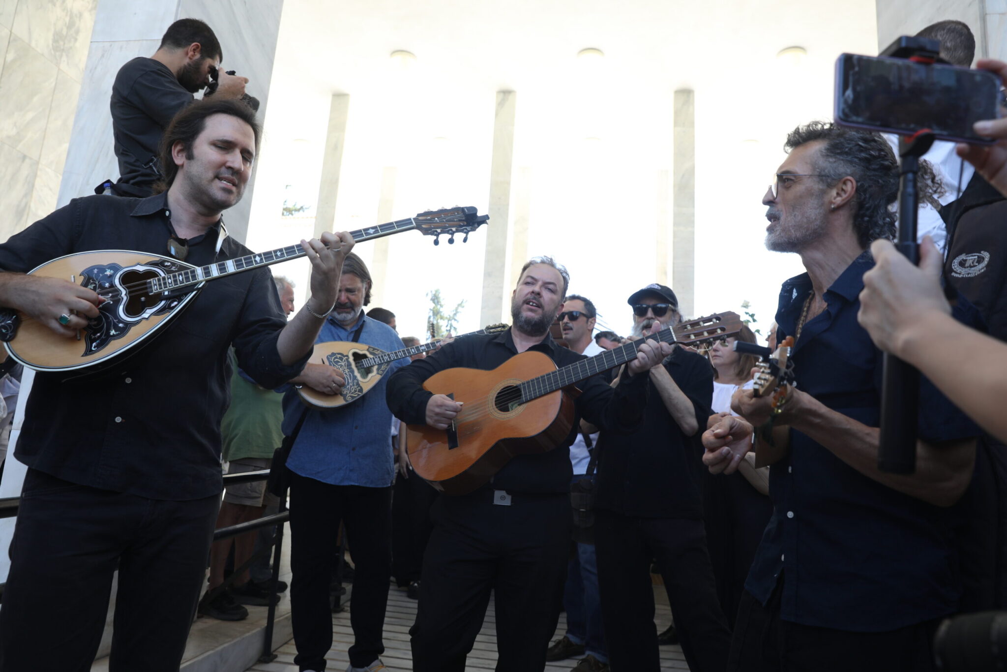 Νίκος Καλογερόπουλος: Με όργανα και τραγούδια το ύστατο χαίρε στον αγαπημένο ηθοποιό (Εικόνες)