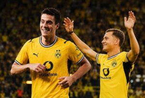 Instagram/blackyellow - Κωνσταντίνος Καρέτσας, Γιάννης Κωνσταντέλιας με την φανέλα της Ντόρτμουντ - Το στιγμιότυπο είναι αποτέλεσμα επεξεργασίας ChatGPT