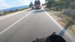 Καρέ από το βίντεο - ντοκουμέντο, όπου κατεγράφη η προσπέραση του τρόμου κοντά στη λίμνη Πλαστήρα