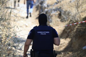 Σορός εντοπίστηκε στον Λυκαβηττό σε προχωρημένη σήψη σε σπήλαιο που βρίσκεται κοντά στο εκκλησάκι των Αγίων Ισιδώρων. Σάββατο 8 Αυγούστου 2026 (ΓΙΩΡΓΟΣ ΚΟΝΤΑΡΙΝΗΣ / EUROKINISSI)