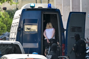 Eνώπιον ανακριτή για να απολογηθεί οδηγήται η 46χρονη κατηγορούμενη για συμμετοχή στην εμπρηστική επίθεση που σημειώθηκε στις 5/5/2010 σε τραπεζικό κατάστημα της Marfin στην Αθήνα. Τρίτη 11 Αυγούστου 2026 (EUROKINISSI)