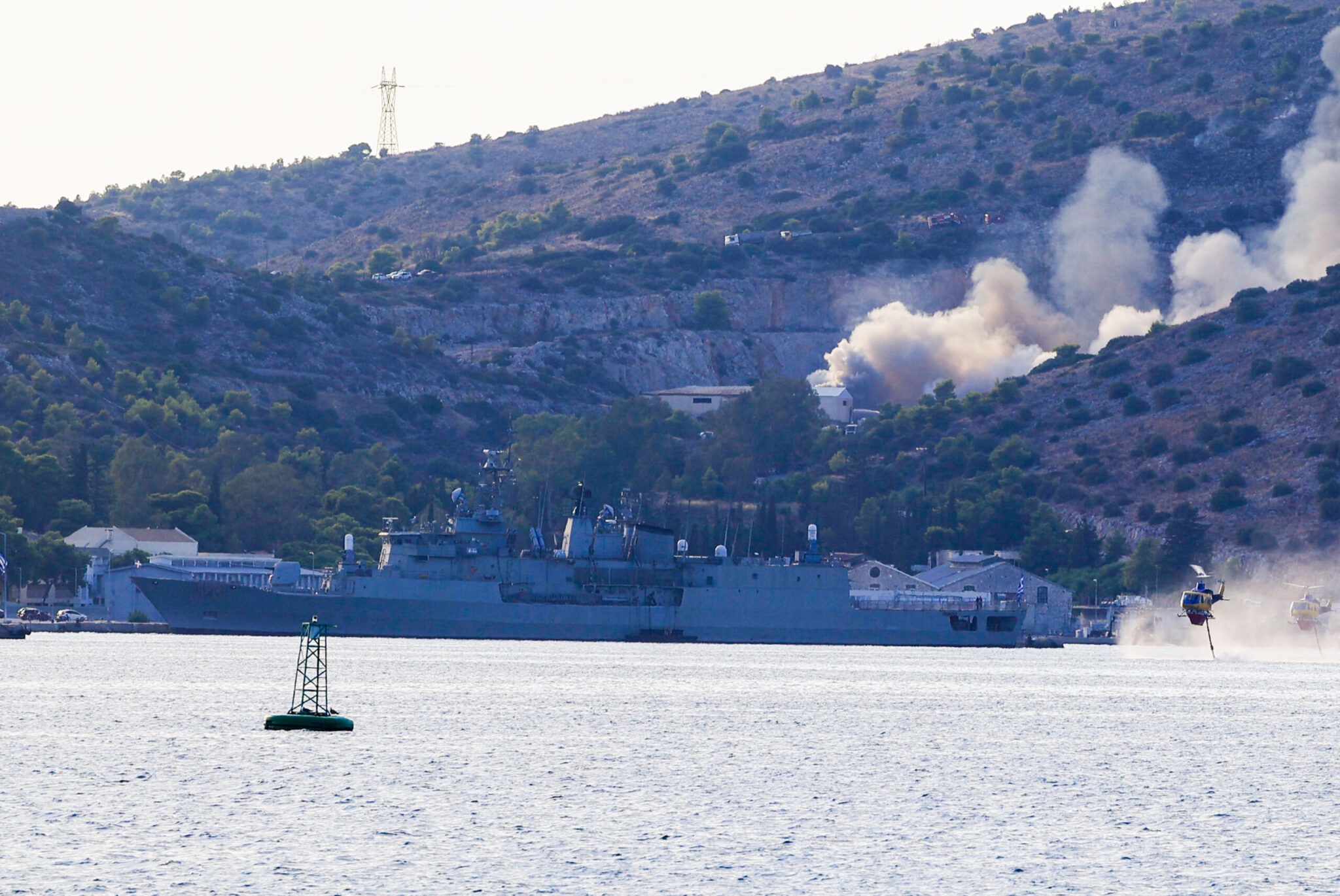 Φωτιές: Βελτιωμένη η εικόνα σε Σαλαμίνα, Βοιωτία και Πέλλα μετά την ολυνύχτια μάχη – Συνεχίζουν να επιχειρούν ισχυρές δυνάμεις της Πυροσβεστικής