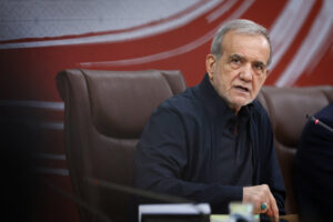 Ο Ιρανός πρόεδρος Μασούντ Πεζεσκιάν παρίσταται σε συνέντευξη Τύπου στην Τεχεράνη - Πηγή: Reuters