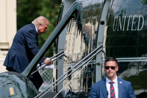 REUTERS - Το προεδρικό αεροσκάφος Marine One