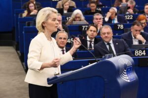 Η Ούρσουλα φον ντερ Λάιεν στο βήμα του Ευρωπαϊκού Κοινοβουλίου στο Στρασβούργο, κατά την ομιλία της για την Κατάσταση της Ένωσης 2026. Πίσω της, αριστερά, διακρίνεται ο πρωθυπουργός του Καναδά Μαρκ Κάρνεϊ.πηγή EU PARLIAMENT