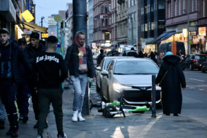 Στιγμιότυπο από δρόμο της Φρανκφούρτης, στη Γερμανία, με πεζούς στο κέντρο της πόλης, . (iStock)