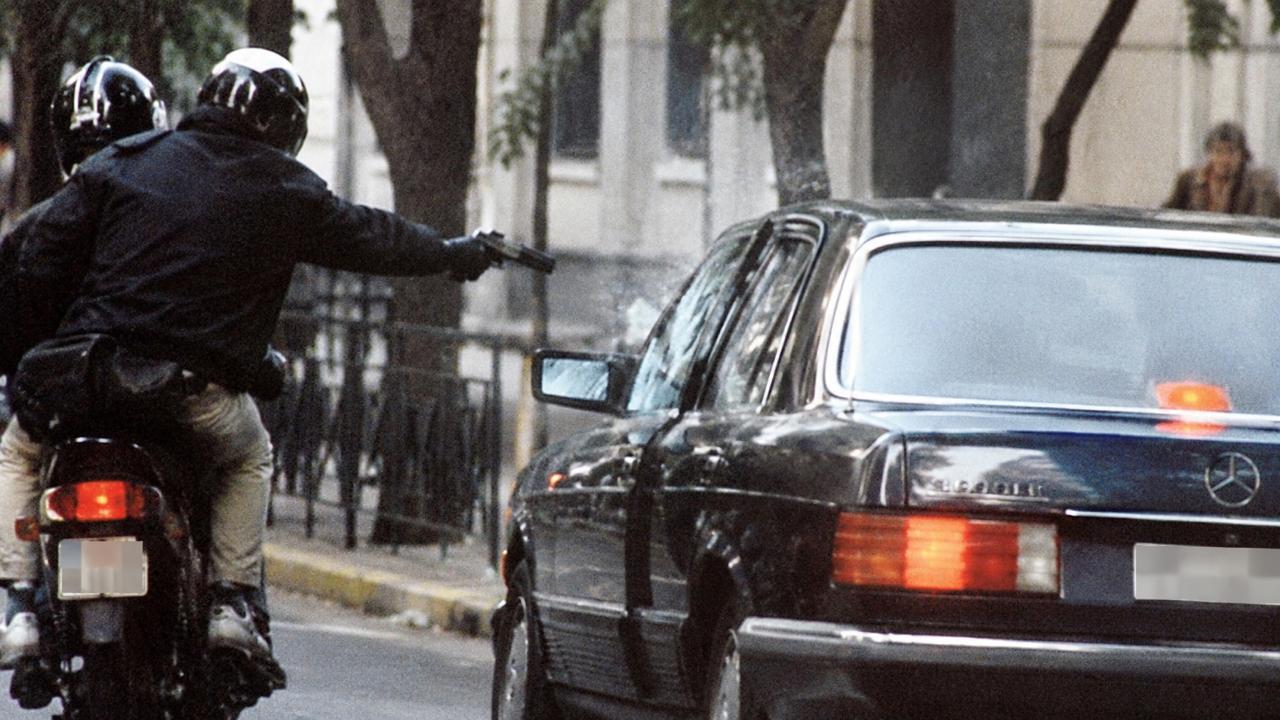 Γιωτόπουλος: Εκείνος ζητά με 125 υπογραφές την ελευθερία του – Αλλά τα θύματα της 17Ν δεν έχουν το ίδιο δικαίωμα – Βρίσκονται κάτω από τη γη – Γράφει ο Τέρενς Κουίκ