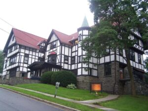 Μέλη της αδελφότητας «Chi Phi» του Πανεπιστημίου Cornell (εδώ διακρίνεται ο κοιτώνας) κατηγορήθηκαν για ομαδικό βιασμό μιας πρώην φοιτήτριας, σύμφωνα με αγωγή που κατέθεσε το θύμα, το οποίο ταυτοποιήθηκε ως «Jane Doe».