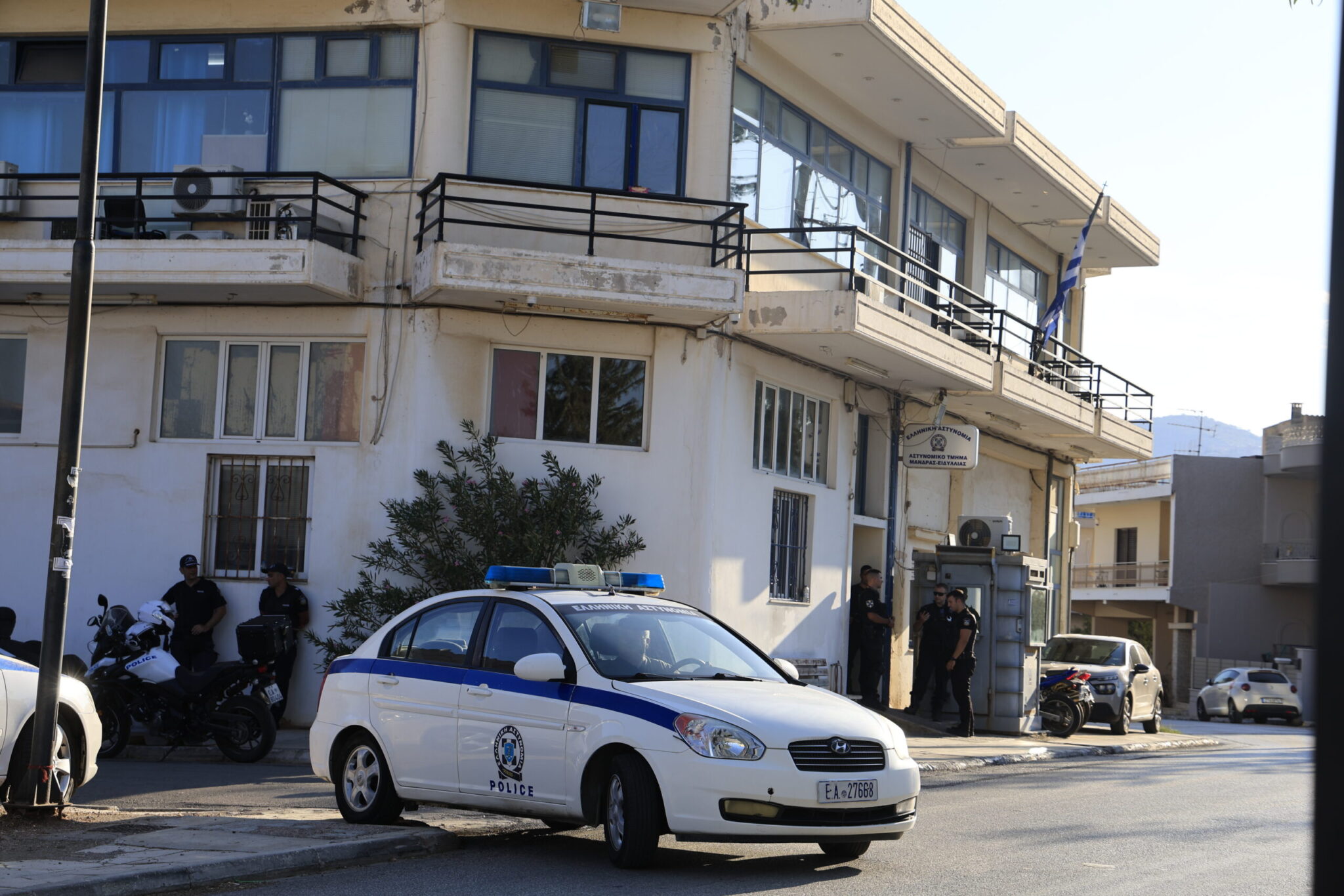 Μάνδρα: Διασωληνωμένος και σε κρίσιμη κατάσταση ο 31χρονος που πυροβολήθηκε στο ΑΤ