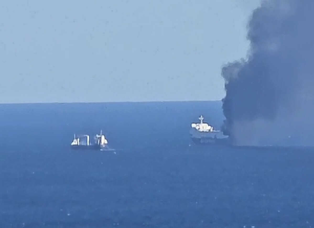 Φωτιά σε γκαράζ οχηματαγωγού πλοίου με 29 επιβαίνοντες βόρεια της Μυκόνου – Μεγάλη κινητοποίηση Λιμενικού και Πυροσβεστικής, μεταβαίνει κλιμάκιο της ΜΥΑ – Σε ασφαλές σημείο οι επιβάτες (βίντεο)