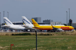 Ουκρανικά αεροσκάφη Antonov στο αεροδρόμιο Λειψίας/Χάλε, στο Σκέουντιτς της Γερμανίας, στις 5 Αυγούστου 2026, μετά την ανακοίνωση της αστυνομίας ότι πυροτεχνουργοί εξέτασαν drone που εντοπίστηκε κοντά σε διάδρομο προσγείωσης και απογείωσης. Το περιστατικό σημειώθηκε μετά την πρόσκρουση αεροσκάφους της DHL σε άγνωστο αντικείμενο κατά την άνοδο μετά την απογείωσή του από το αεροδρόμιο, γεγονός που οδήγησε σε έκτακτη προσγείωση στο Ανόβερο, σύμφωνα με πηγή που γνωρίζει την υπόθεση. REUTERS