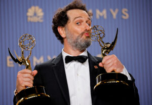 Ο Μάθιου Ρις με τα δύο Βραβεία Emmy ανά χείρας - Φωτογραφία Reuters
