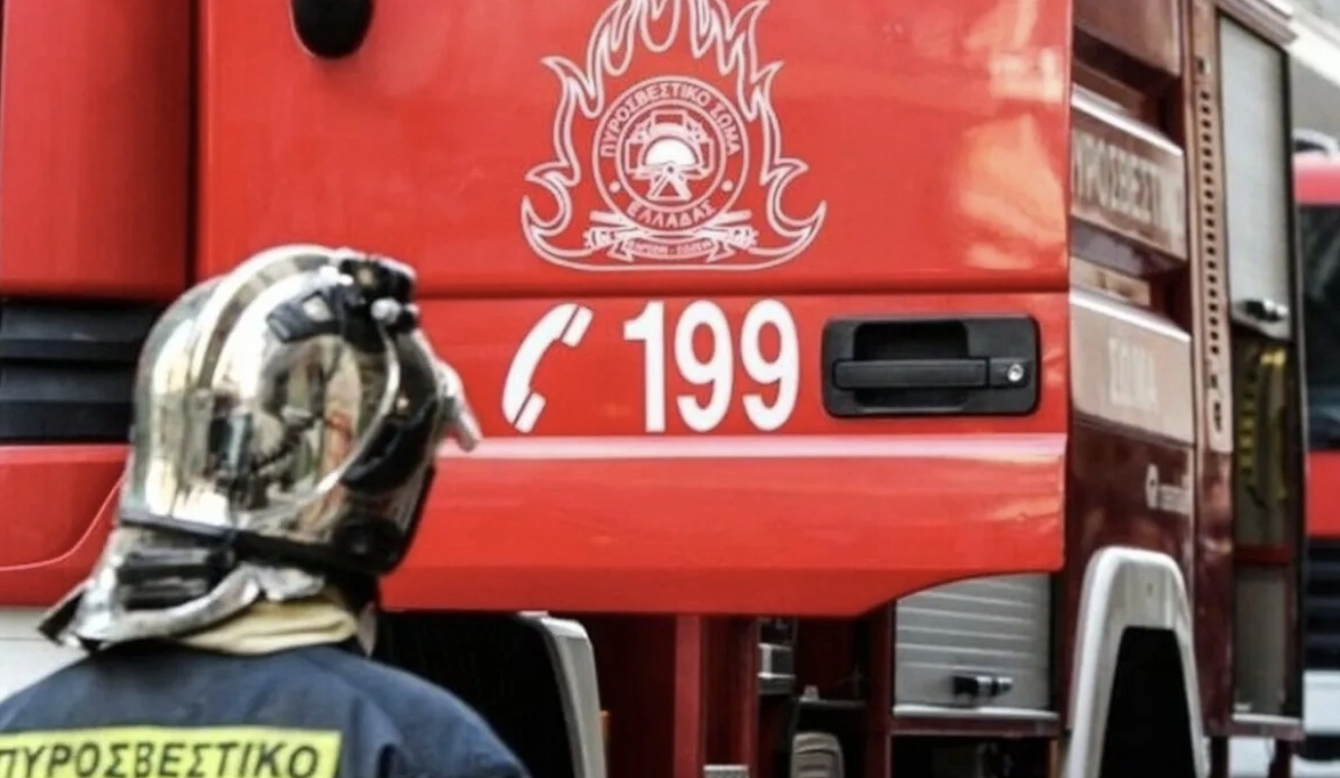 Φωτιά σε πυλωτή πολυκατοικίας στο Γαλάτσι – Στο νοσοκομείο δύο άτομα
