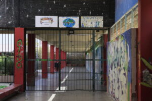 Ερευνες από ειδικό κλιμάκιο πραγματοποιήθηκαν στο σχολικό συγκρότημα της γκράβας, μετά την έντονη οσμή αερίου που προκάλεσε ανησυχία. Κυριακή 11 οκτωβρίου 2026 (ΓΙΩΡΓΟΣ ΚΟΝΤΑΡΙΝΗΣ/EUROKINISSI)