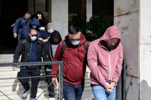 Μεταγωγή απο την ΓΑΔΑ στά δικαστήρια της πρώην σχολής Ευελπίδων οι υπέυθυνοι αλυσίδας καταστημάτων εστίασης, κατηγορούμενοι για εκτεταμένες φορολογικές παραβάσεις. Παρασκευή 23 Οκτωβρίου 2026 (ΜΙΧΑΛΗΣ ΚΑΡΑΓΙΑΝΝΗΣ / EUROKINISSI)