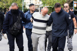 Στον εισαγγελέα οδηγούνται οι τρείς συλληφθεντες κατηγορούμενοι για την έκρηξη με έξι νεκρούς στην περιοχή της Πλάκας η οποία οφείλεται σε δολιοφθορά για την κλοπή χαλκοσωλήνων. Οι τρεις δράστες, προκειμένου να αφαιρέσουν τον χαλκό, προκάλεσαν σοβαρό ρήγμα στην εσωτερική εγκατάσταση φυσικού αερίου του τριώροφου κτηρίου της οδού Λυσικράτους. Αυτό είχε ως αποτέλεσμα τη μαζική διαρροή και την επακόλουθη ισχυρή έκρηξη που ισοπέδωσε το οίκημα και στοίχισε τη ζωή σε έξι ανθρώπους. Παρασκευή 30 Οκτωβρίου 2026 (ΓΙΑΝΝΗΣ ΠΑΝΑΓΟΠΟΥΛΟΣ / EUROKINISSI)