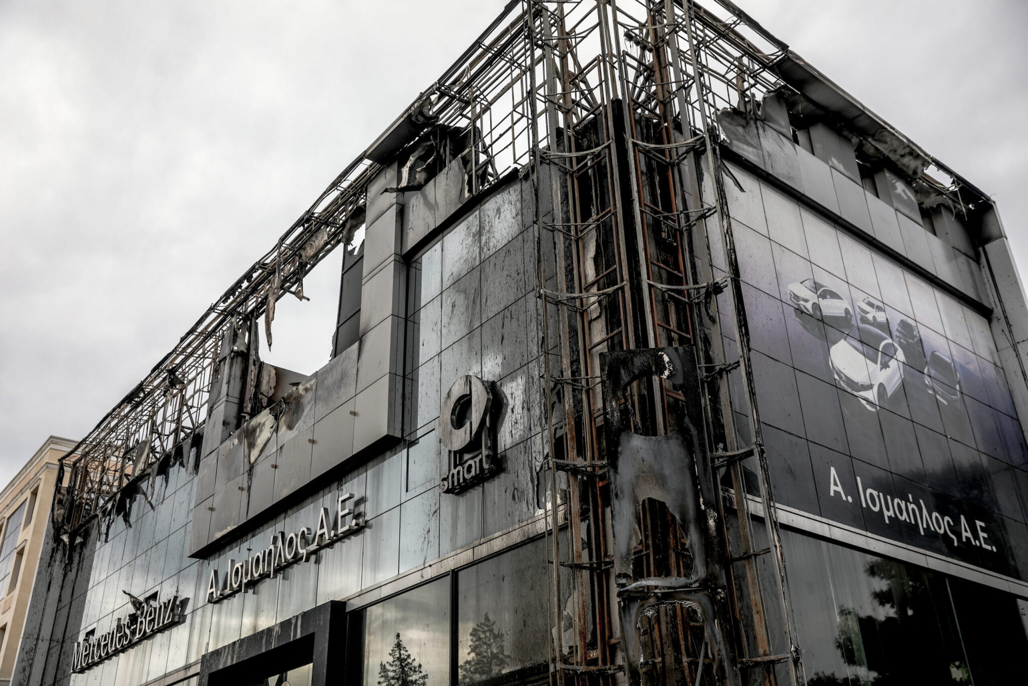 Από εμπρηστική επίθεση προκλήθηκε η πυρκαγιά σε αντιπροσωπεία αυτοκινήτων στη Γλυφάδα (εικόνες)